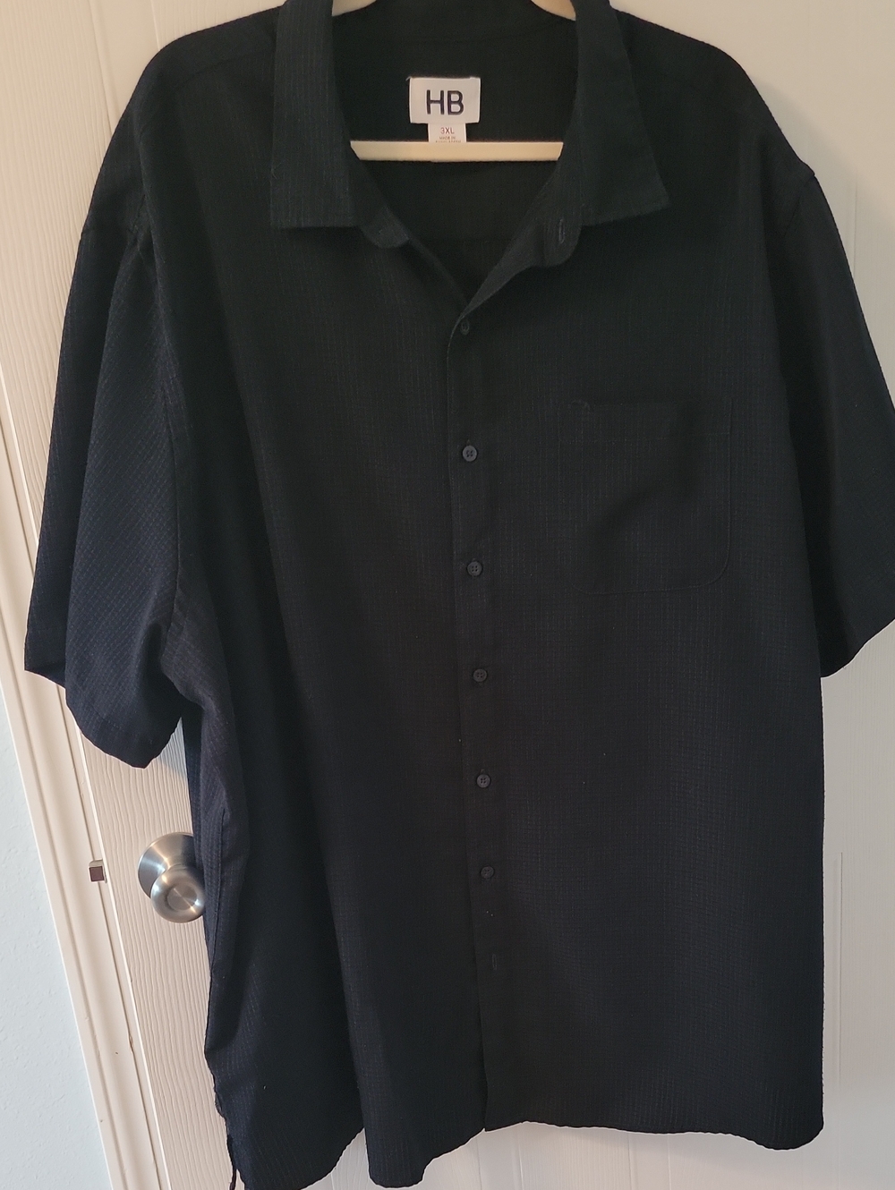 Men's Short-Sleeve Button-Up Shirt in Black
